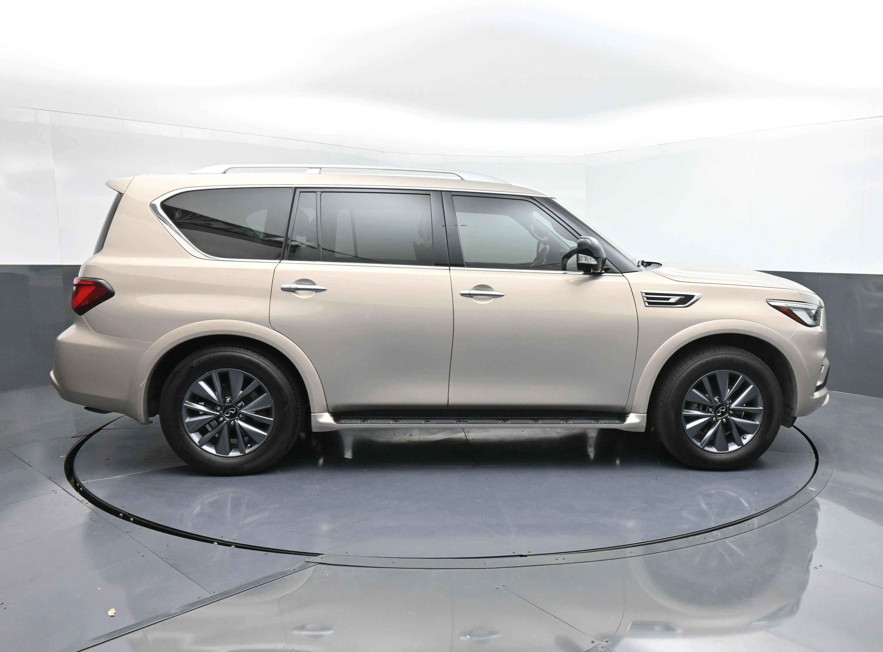 Used 2023 INFINITI QX80 Premium Select w/ All-Season Package image 9