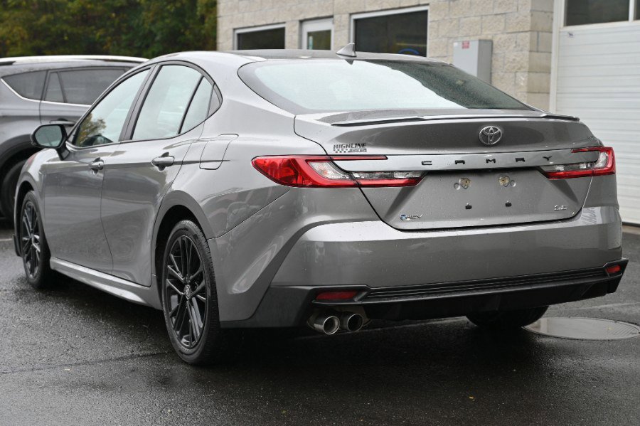 Used 2025 Toyota Camry SE image 3