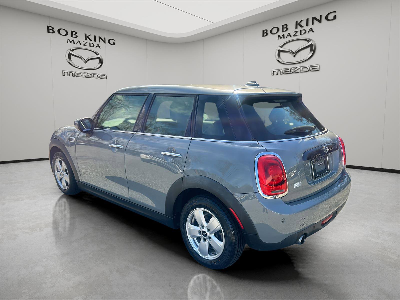 Used 2021 MINI Cooper 4-Door Hardtop image 3