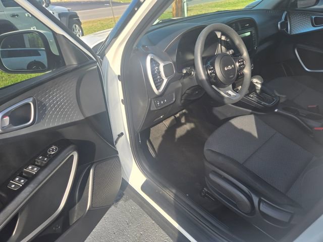 Used 2025 Kia Soul LX w/ LX Technology Package FWD image 4