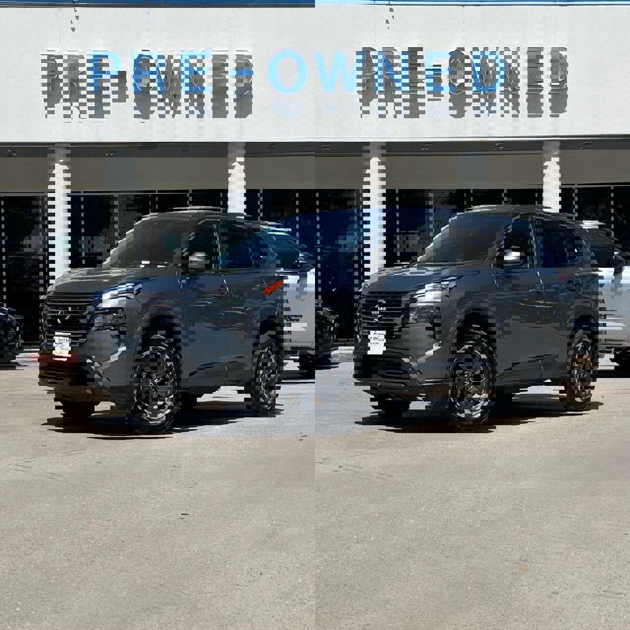 Used 2024 Nissan Rogue SV image 2