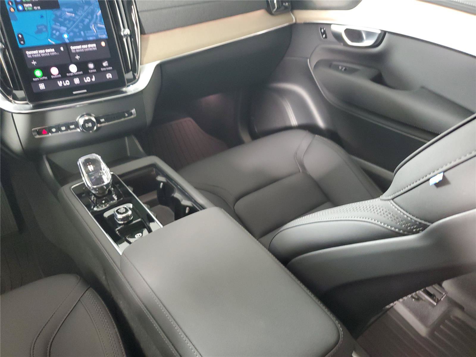 Certified 2025 Volvo XC90 T8 Plus w/ Protection Package Premier AWD/4WD image 13