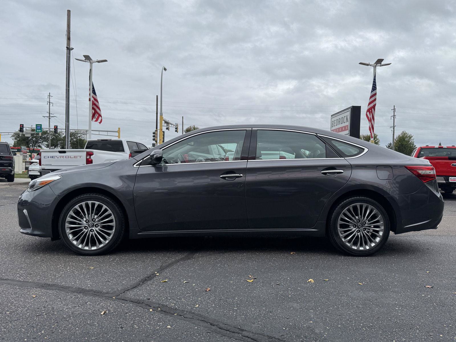 Used 2018 Toyota Avalon Limited FWD image 4