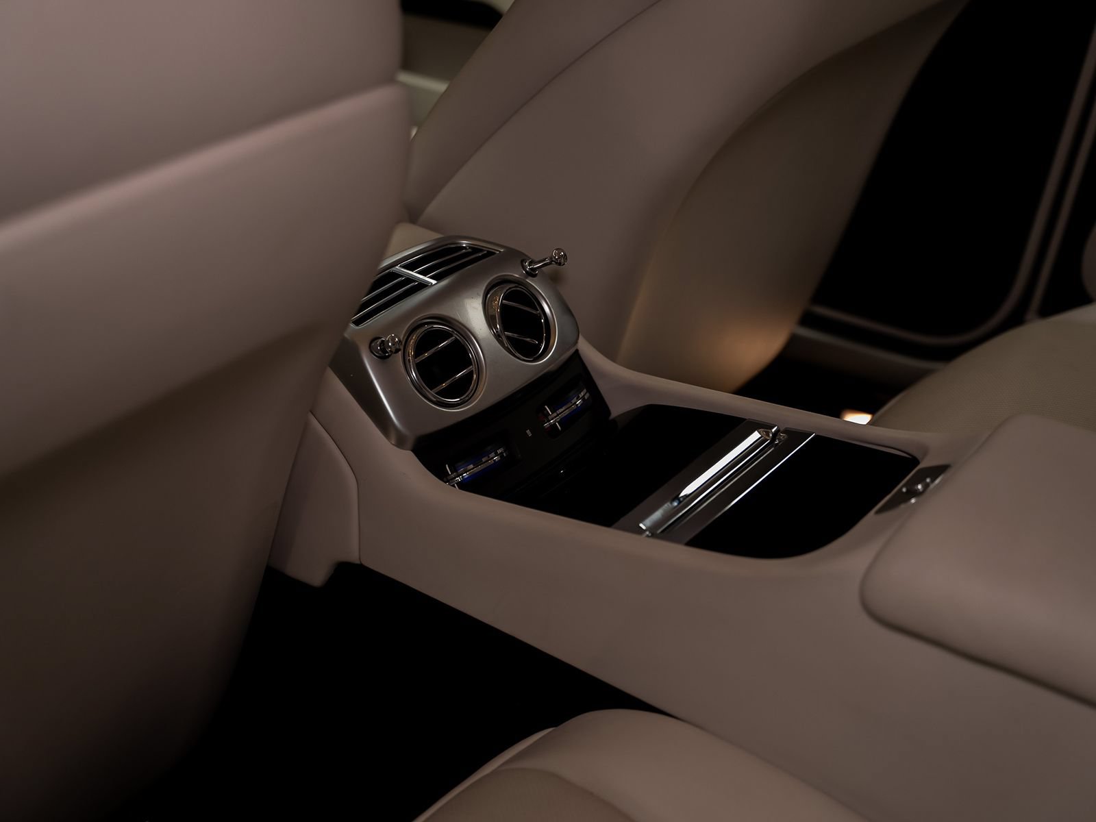 Used 2018 Rolls-Royce Wraith RWD image 40