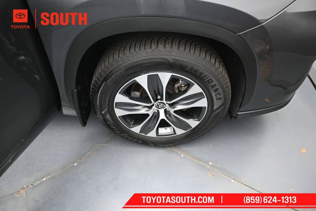 Used 2022 Toyota Highlander XLE AWD/4WD image 36