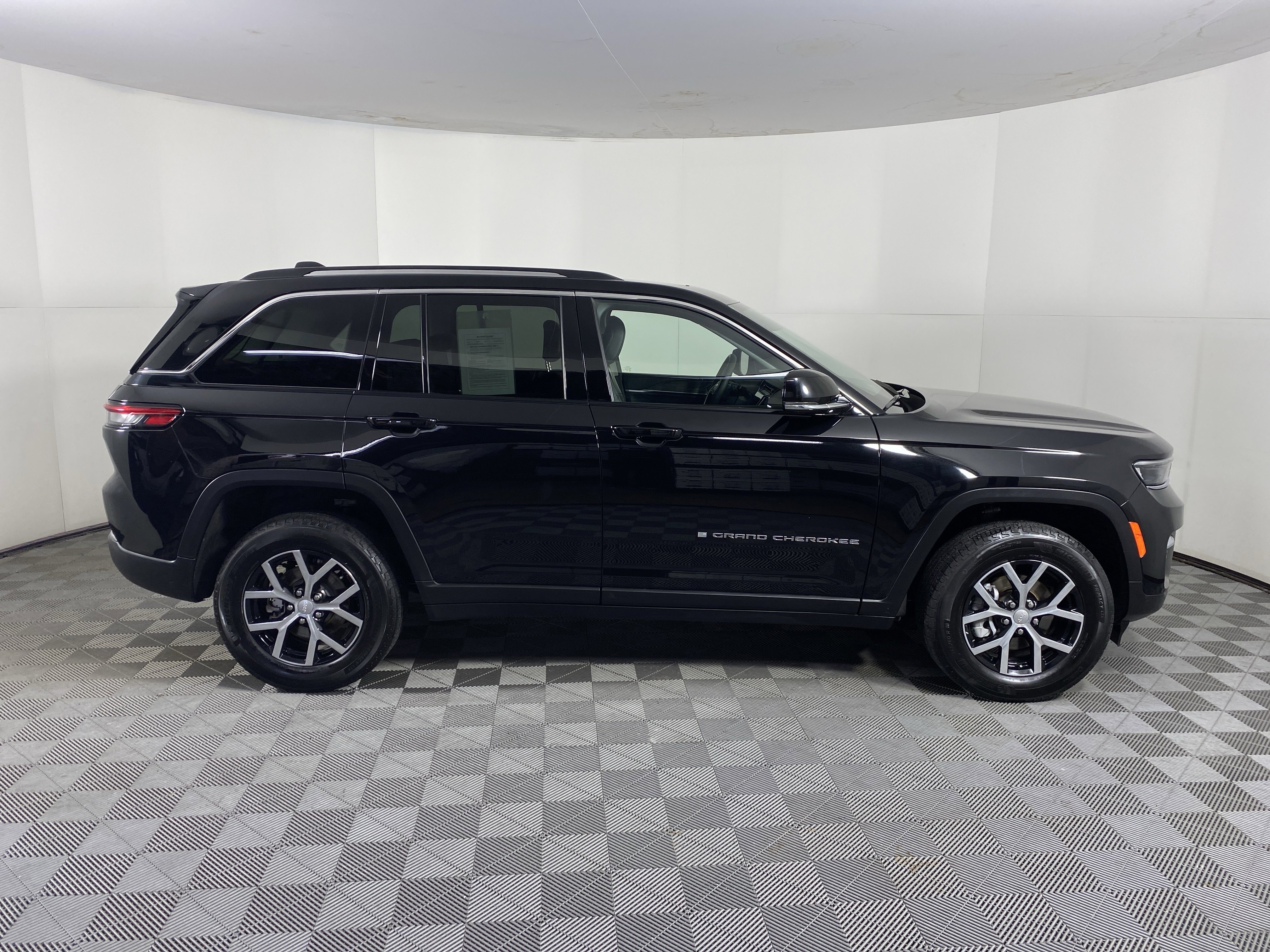 Used 2023 Jeep Grand Cherokee Limited image 8