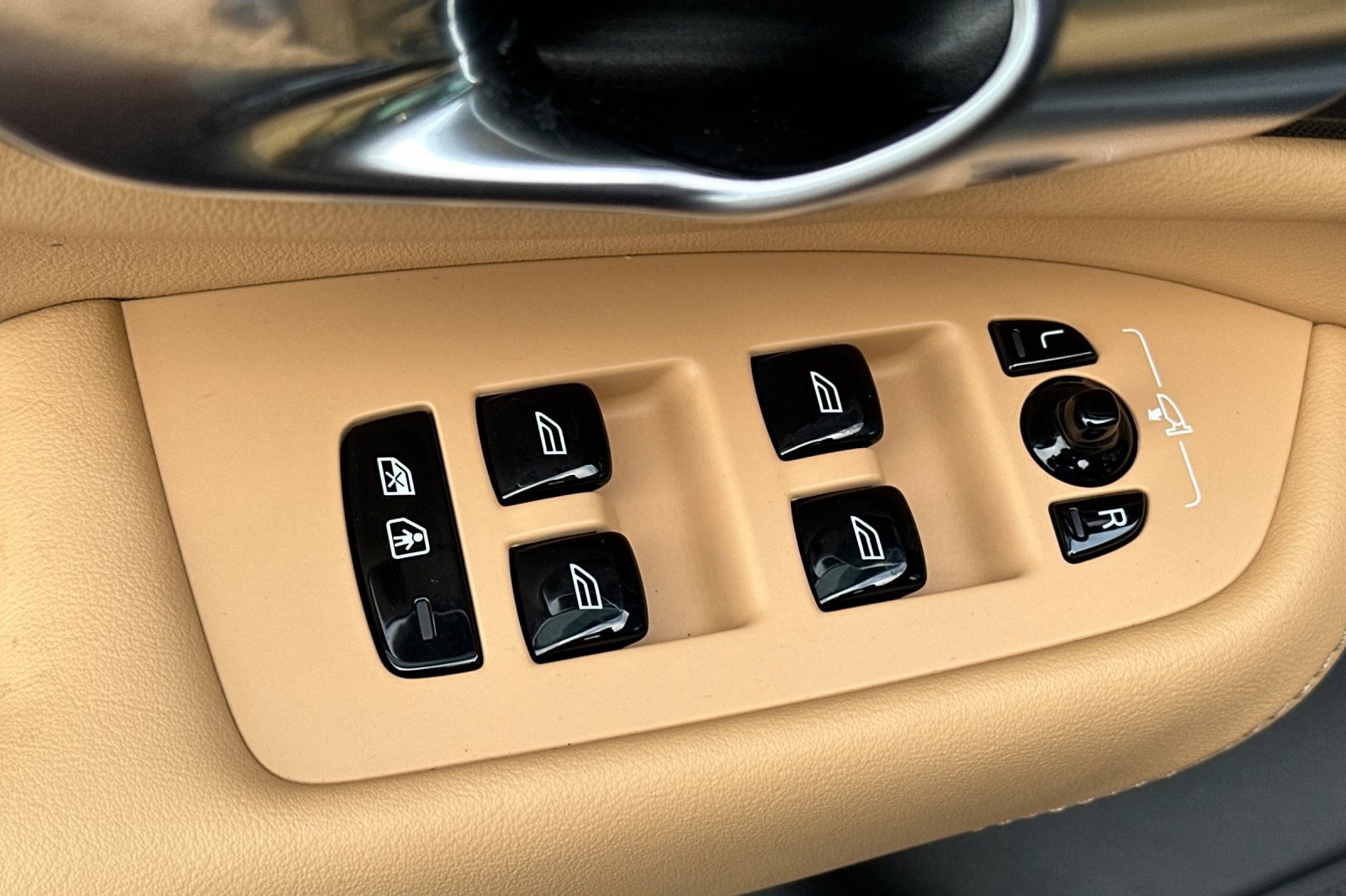 Certified 2025 Volvo XC90 T8 Ultra image 16