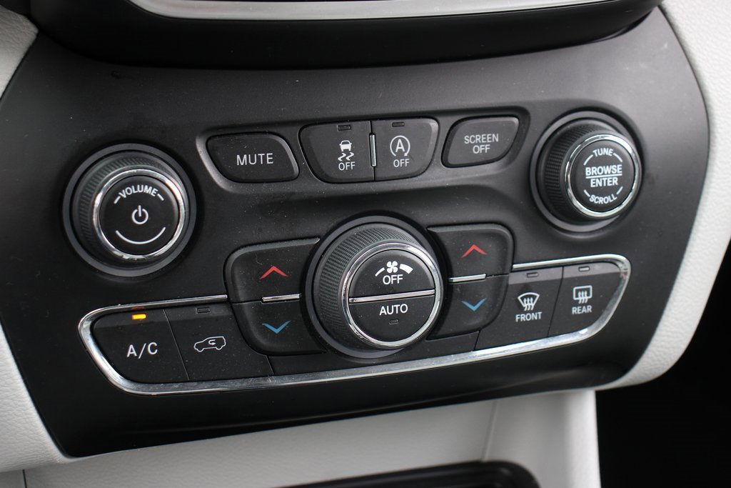 Used 2020 Jeep Cherokee Limited image 29