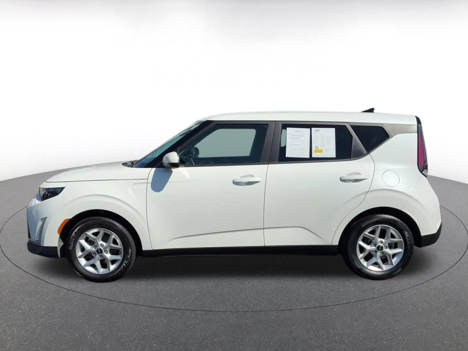 Used 2025 Kia Soul LX w/ LX Technology Package FWD image 8