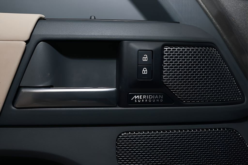 Used 2023 Land Rover Defender 110 X-Dynamic SE image 31