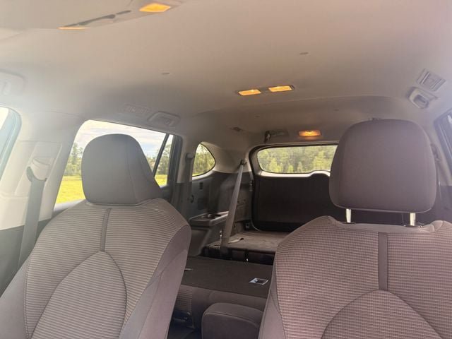 Used 2025 Toyota Highlander LE FWD image 11