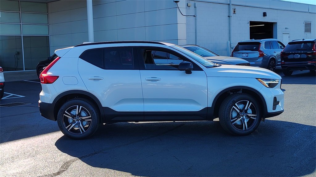 New 2026 Volvo XC40 B5 Core w/ Climate Package image 2