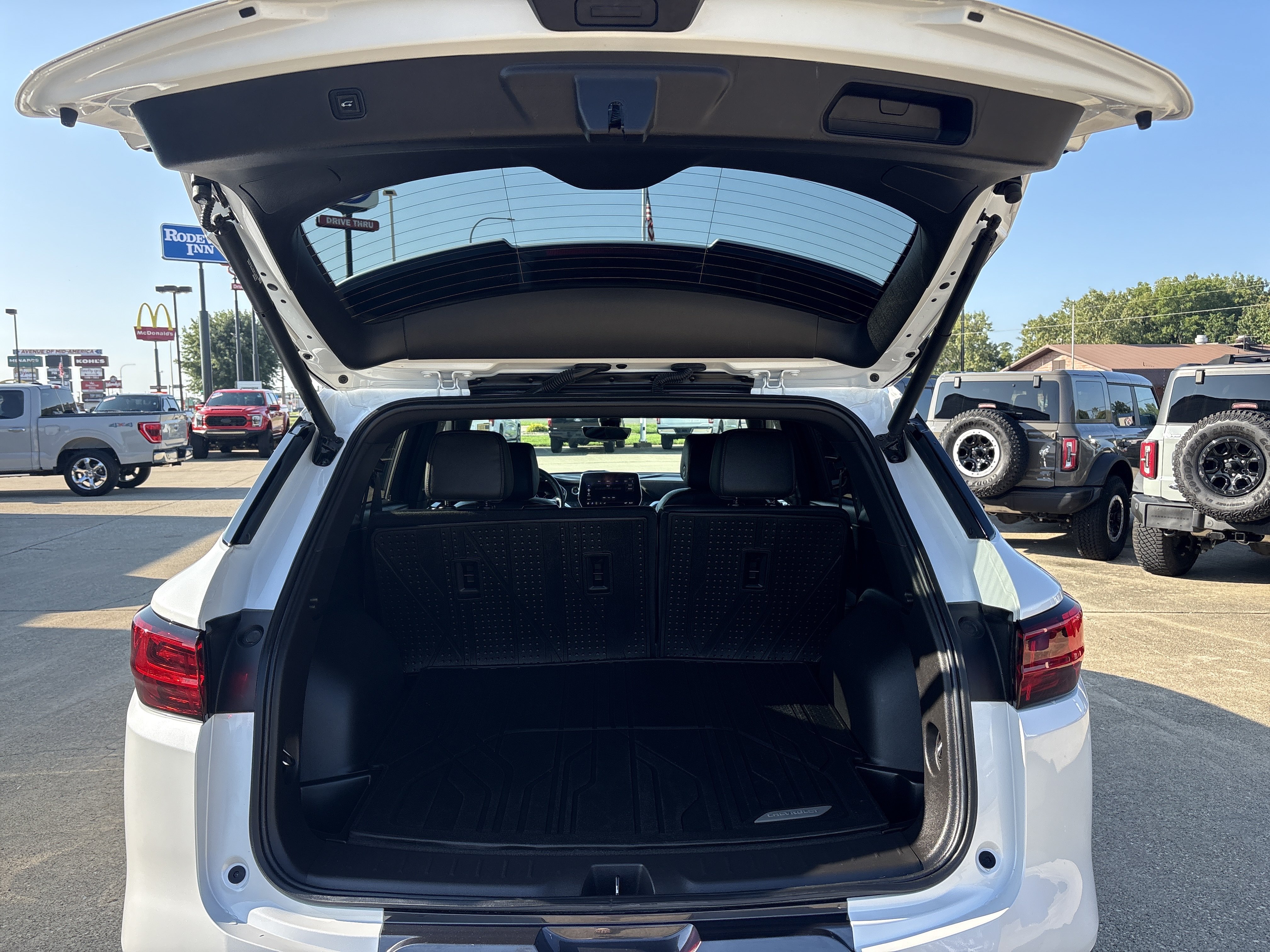 Used 2023 Chevrolet Blazer Premier w/ Driver Confidence II Package FWD image 6