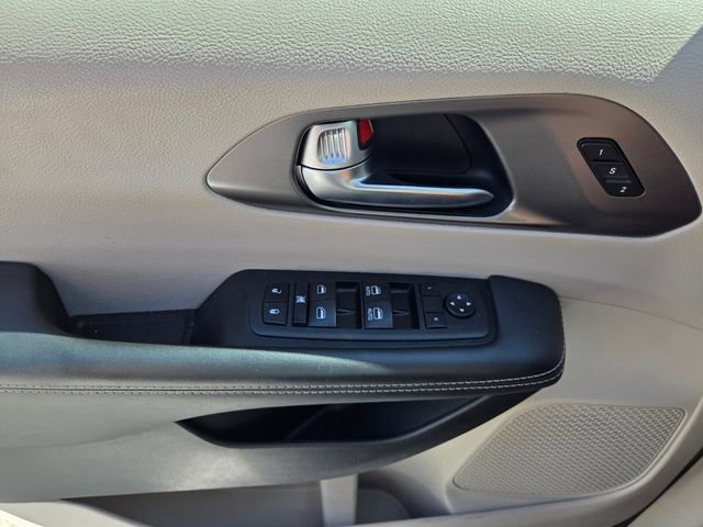 Certified 2023 Chrysler Pacifica Touring-L image 22