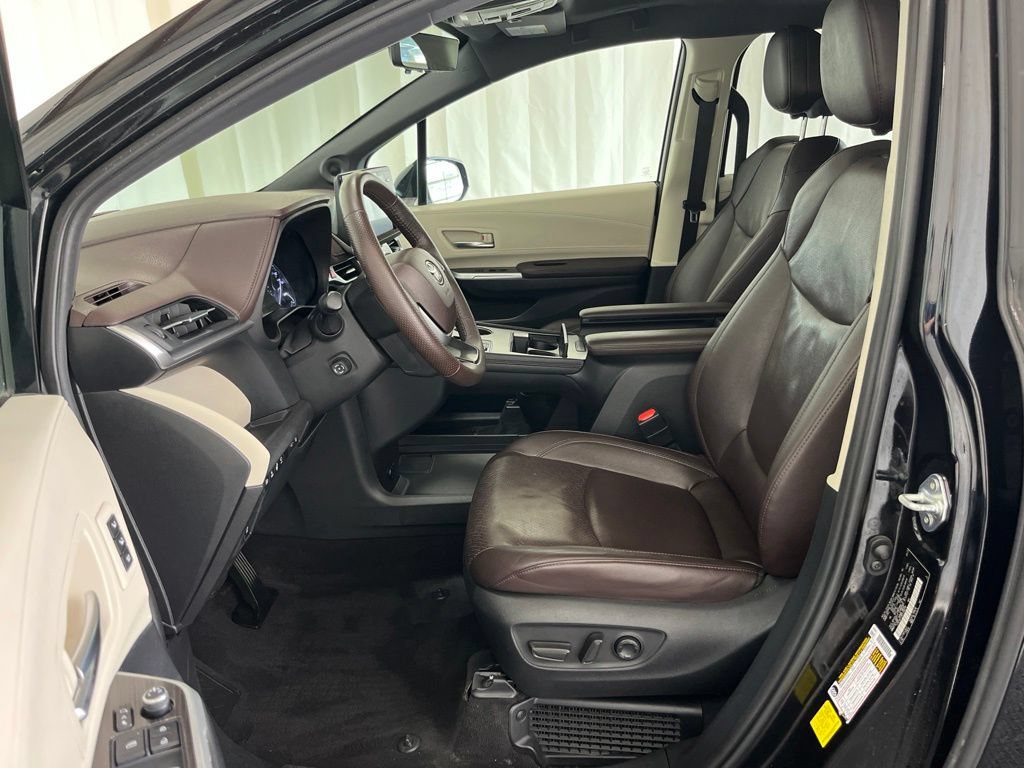 Used 2023 Toyota Sienna Platinum AWD/4WD image 4