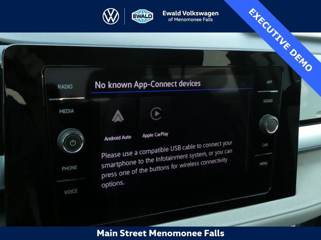 Certified 2025 Volkswagen Taos SE image 40