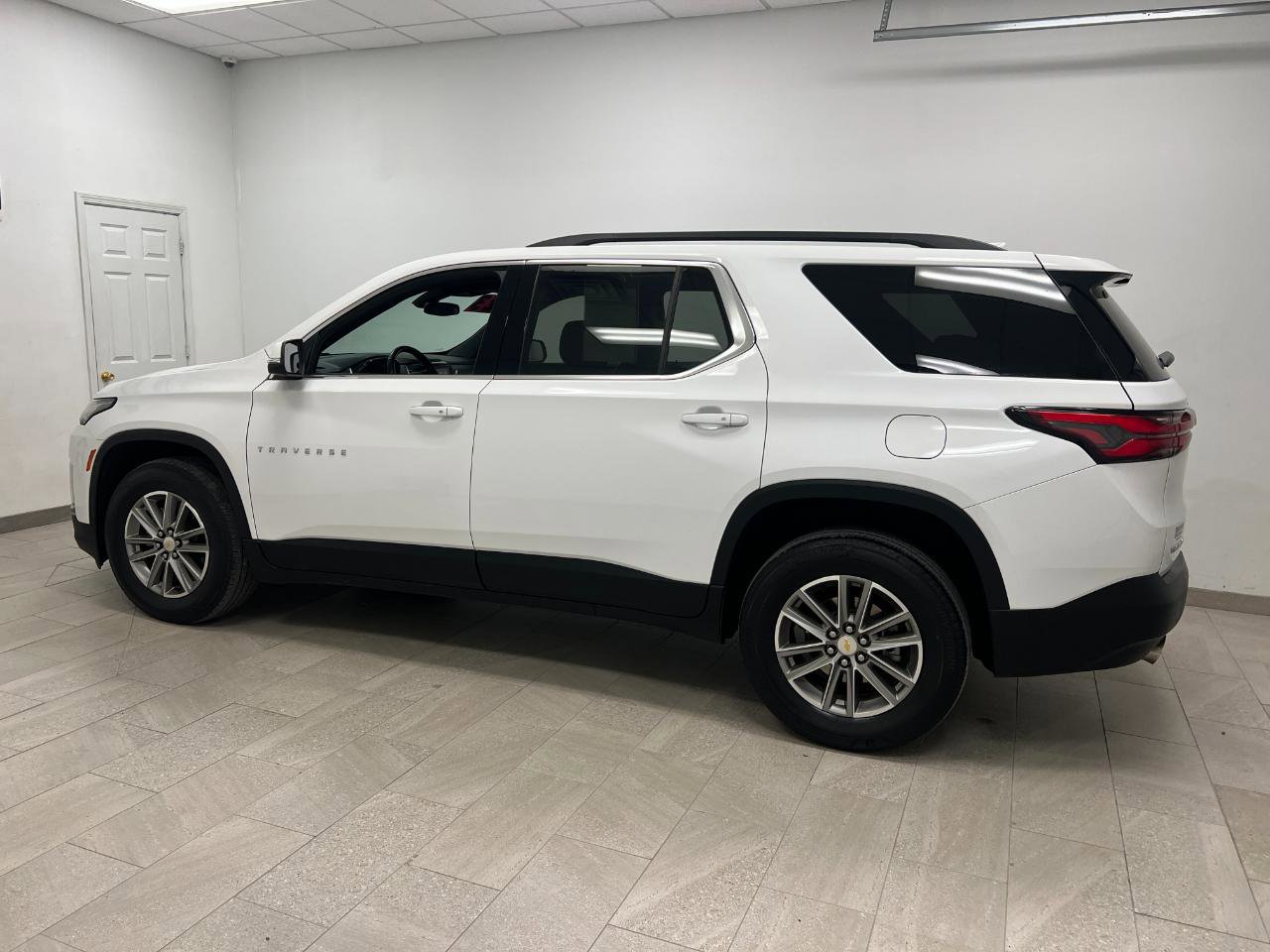 Used 2023 Chevrolet Traverse LT FWD image 14