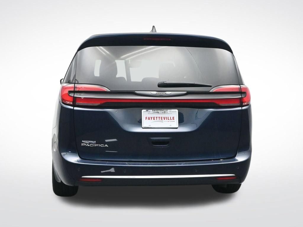 Used 2025 Chrysler Pacifica Select image 6