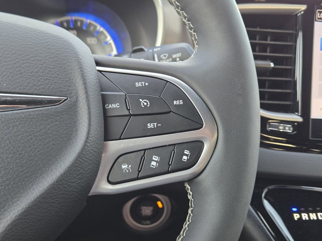 Used 2025 Chrysler Pacifica Select image 30