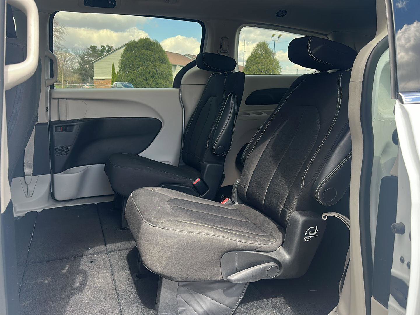 Used 2022 Chrysler Voyager LX FWD image 12