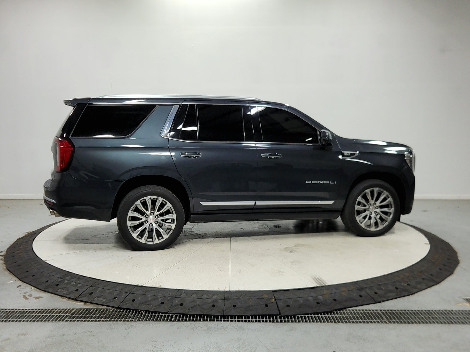 Used 2021 GMC Yukon Denali w/ Denali Premium Package AWD/4WD image 9
