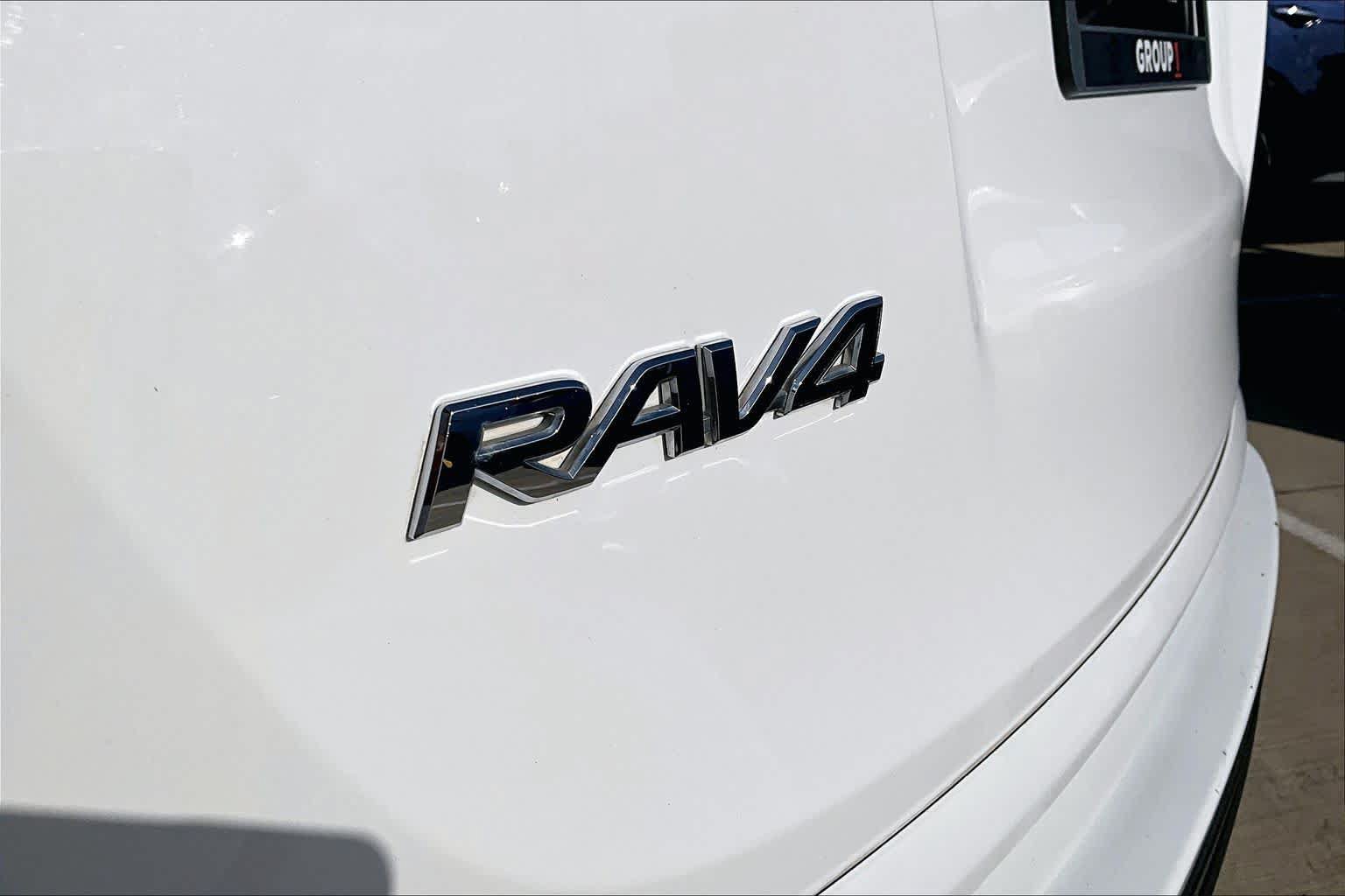 Used 2018 Toyota RAV4 LE FWD image 30