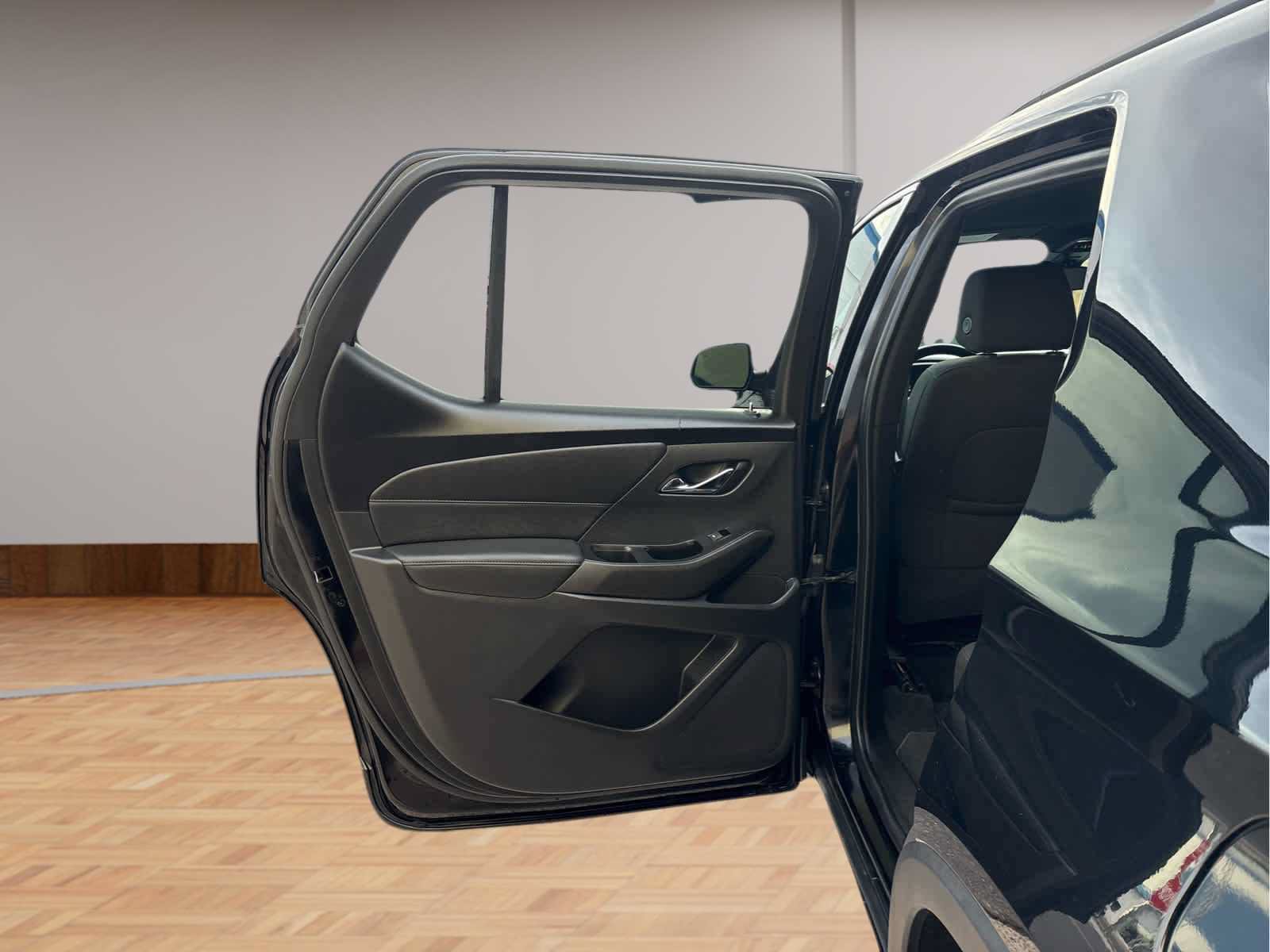 Used 2023 Chevrolet Traverse LT FWD image 11