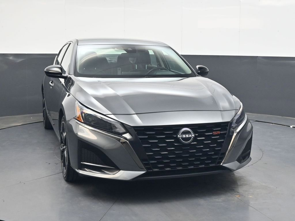 Used 2025 Nissan Altima 2.5 SR FWD image 2