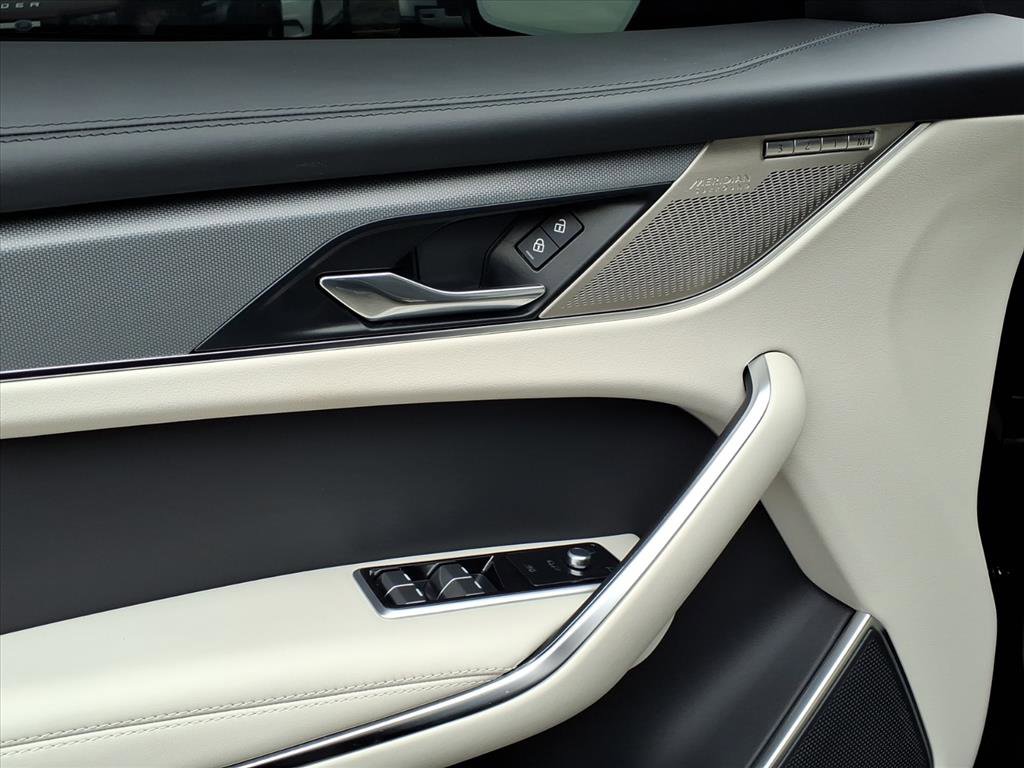 Certified 2024 Jaguar F-PACE SVR image 10