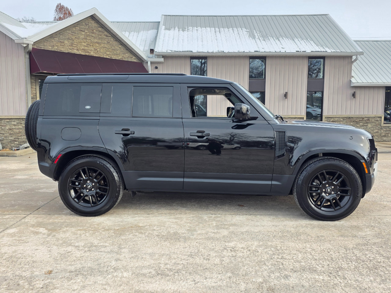 Used 2024 Land Rover Defender 110 S image 22