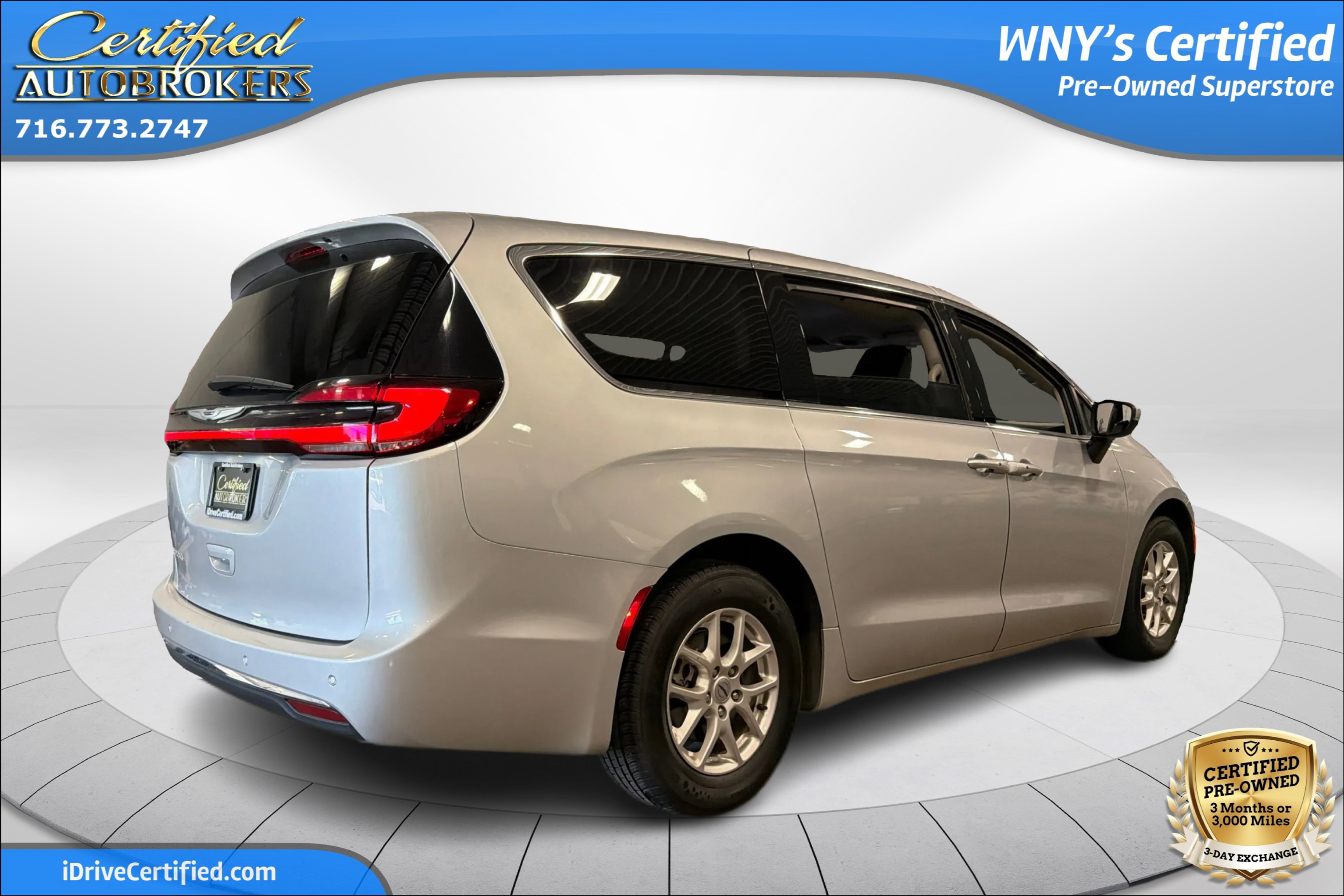 Used 2023 Chrysler Pacifica Touring-L FWD image 6