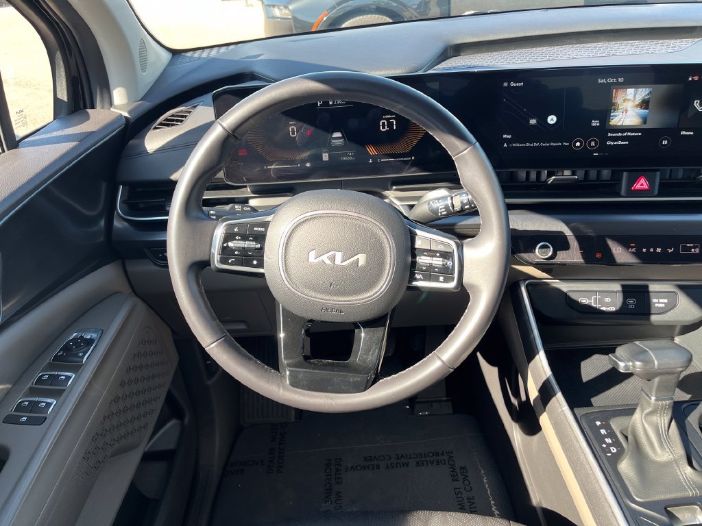 Used 2025 Kia Carnival FWD image 35