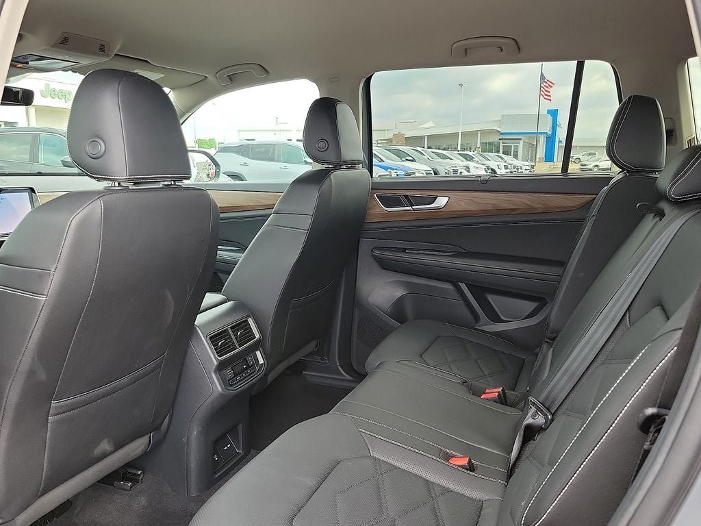 Used 2025 Volkswagen Atlas SE AWD/4WD image 9
