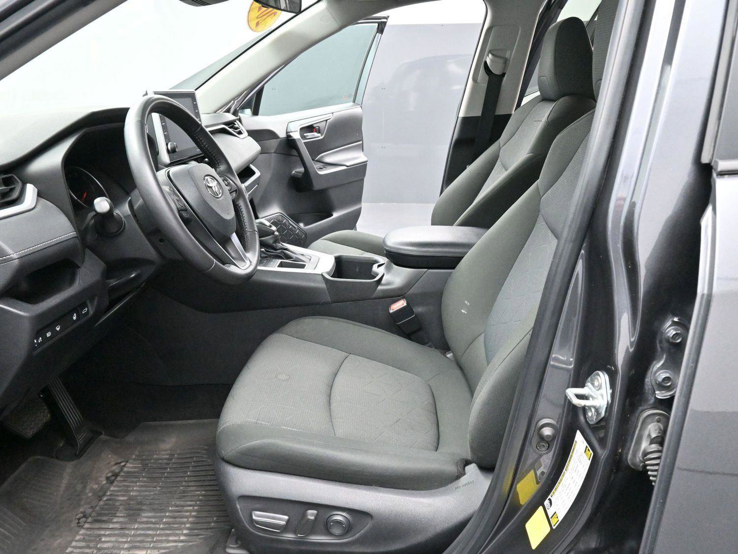 Used 2022 Toyota RAV4 XLE w/ Convenience Package image 13