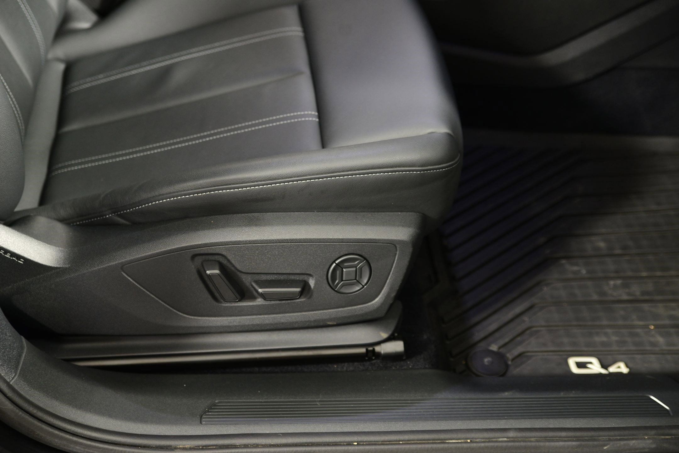 Certified 2024 Audi Q4 e-tron Prestige w/ Black Optic Package image 12