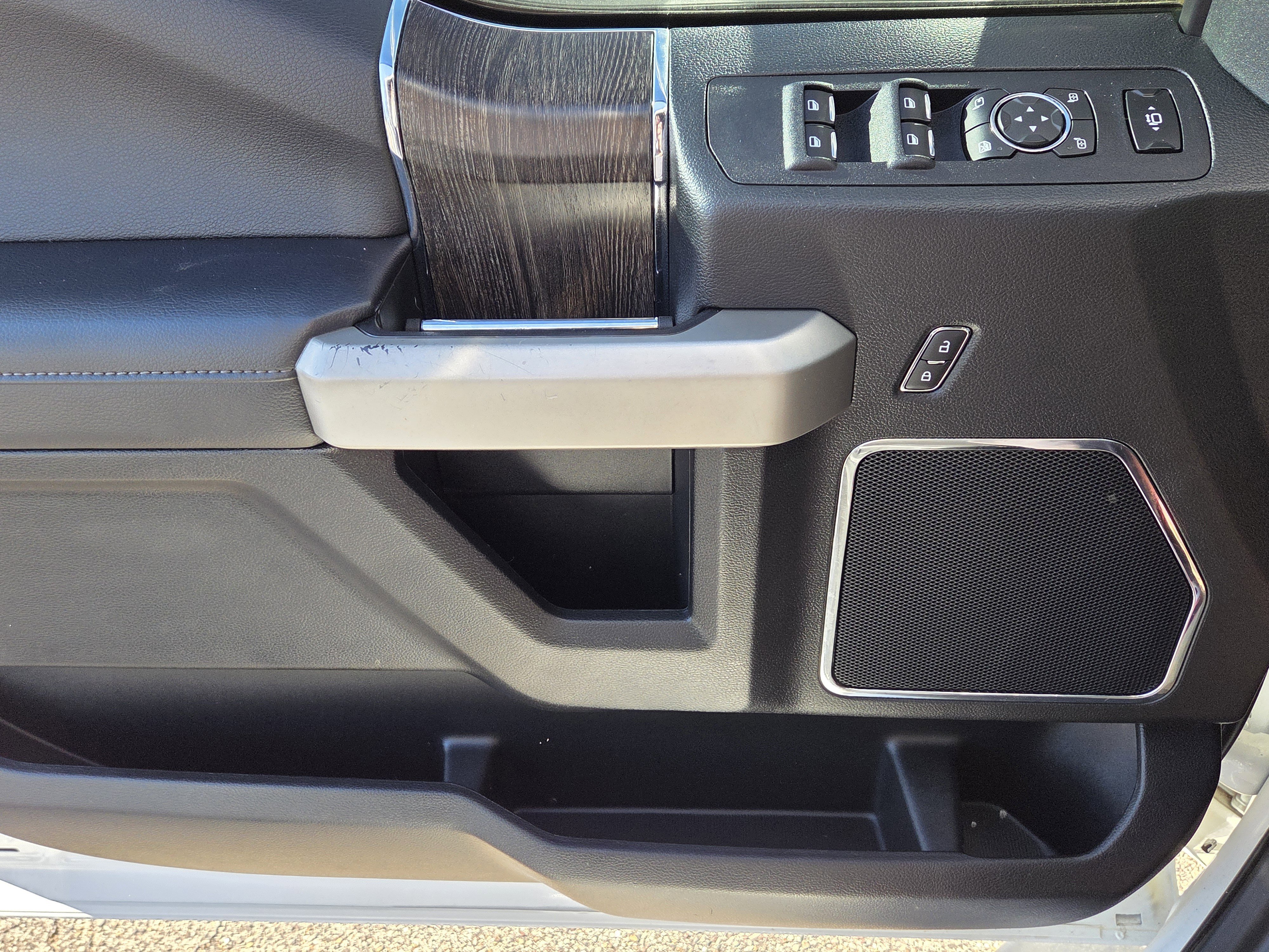 Used 2020 Ford F350 Lariat w/ Chrome Package image 15