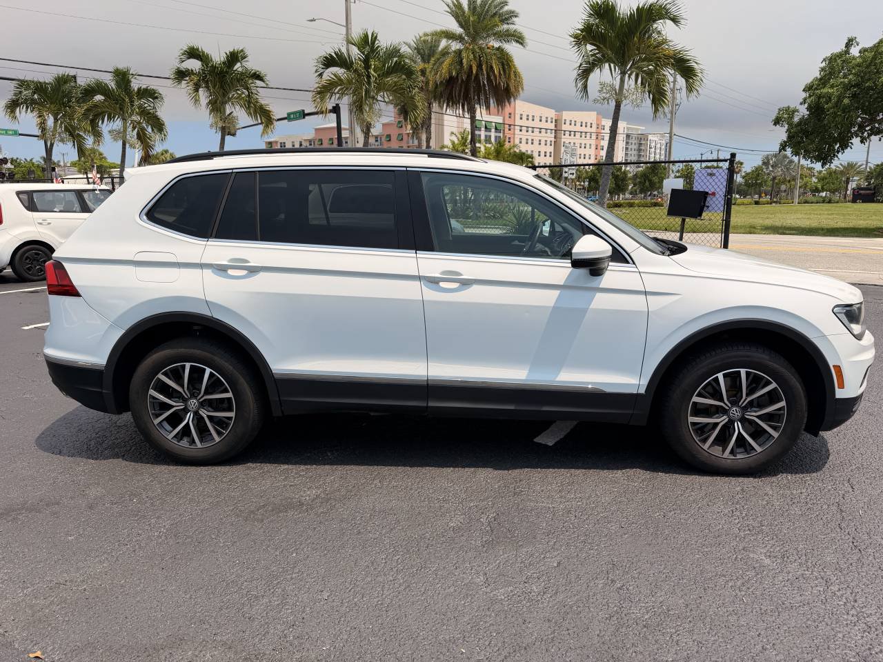 Used 2020 Volkswagen Tiguan SE AWD/4WD image 2