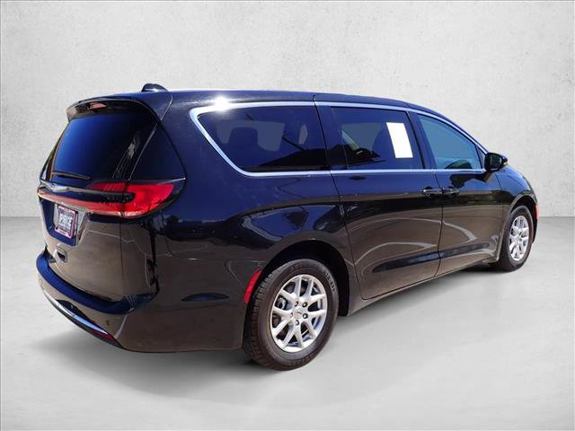 Used 2024 Chrysler Pacifica Touring-L FWD image 4