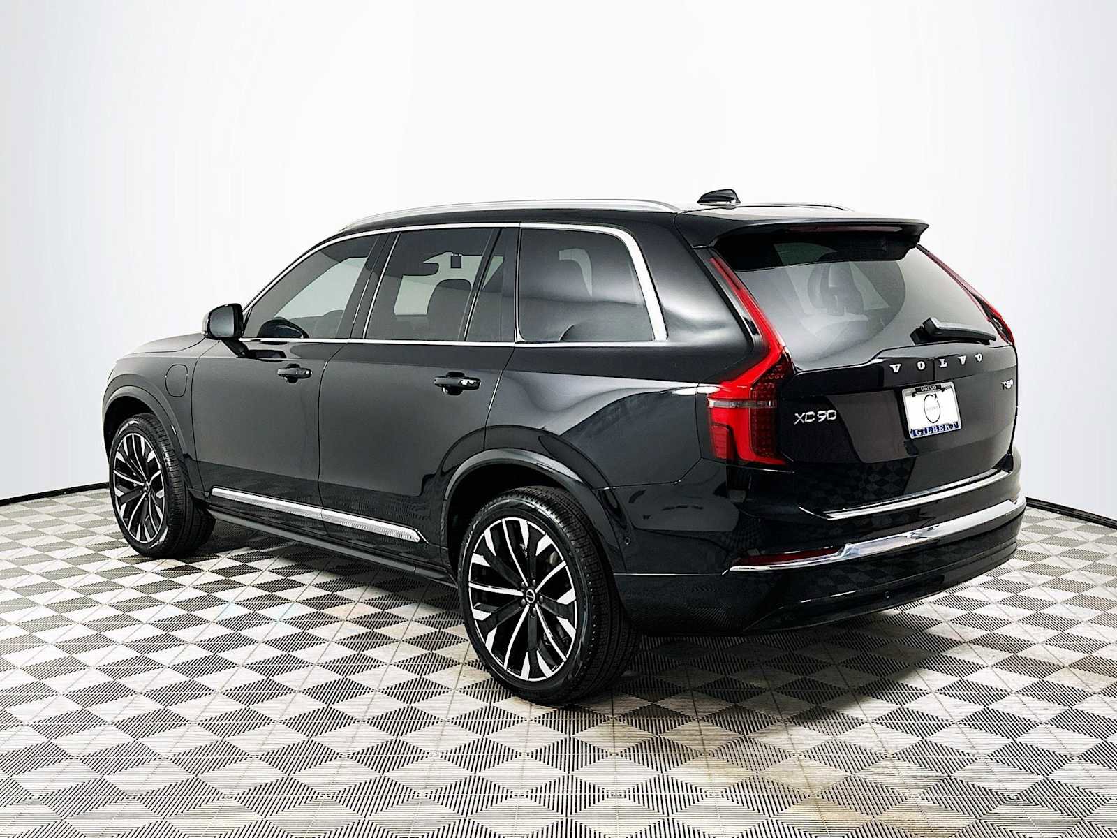 New 2025 Volvo XC90 T8 Plus w/ Protection Package Premier image 5