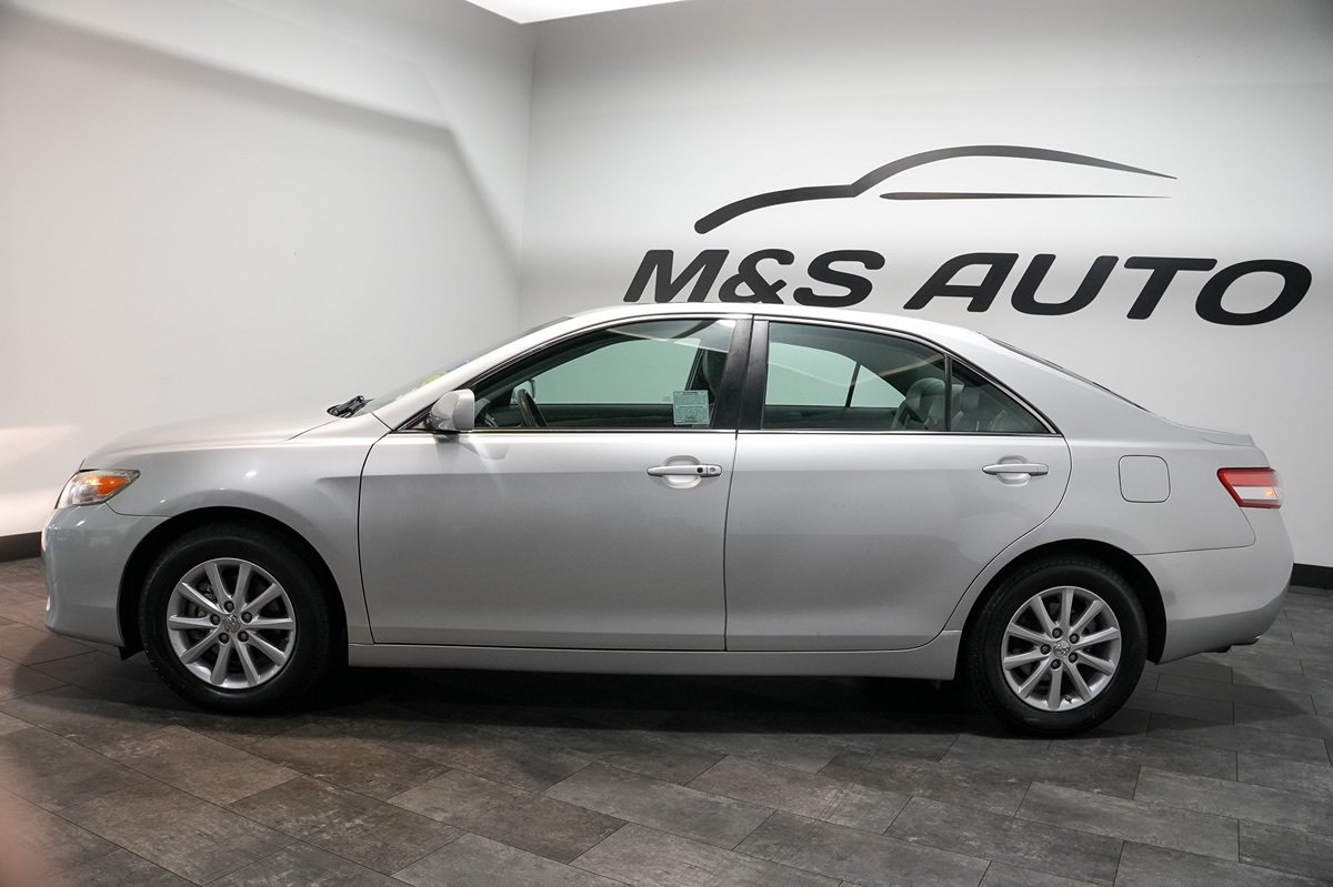 Used 2011 Toyota Camry XLE w/ SE/XLE Extra-Value Pkg FWD image 4