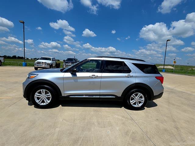 Used 2023 Ford Explorer XLT w/ Equipment Group 202A RWD image 3