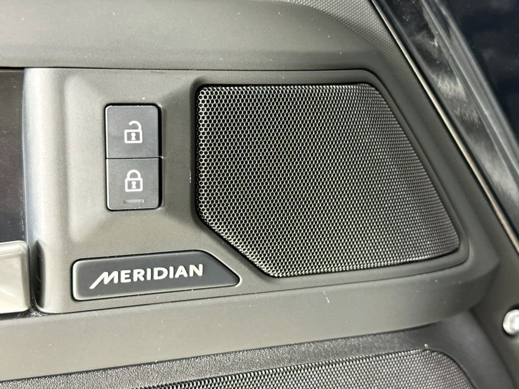Used 2025 Land Rover Defender 130 S image 23