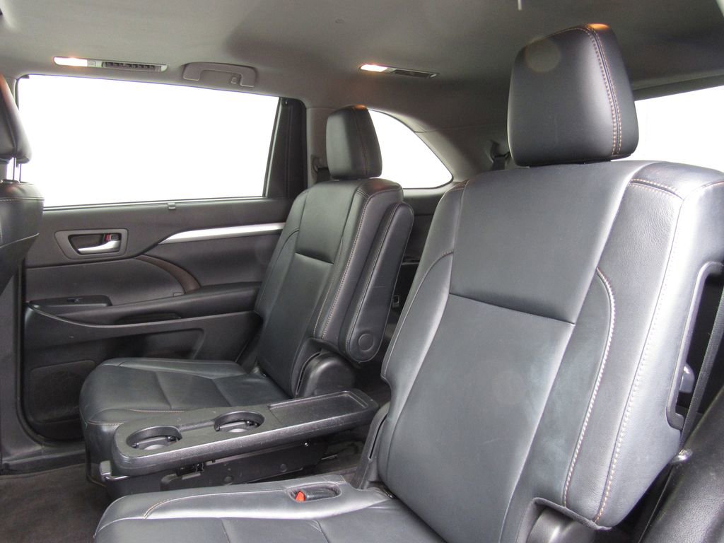 Used 2017 Toyota Highlander XLE AWD/4WD image 16