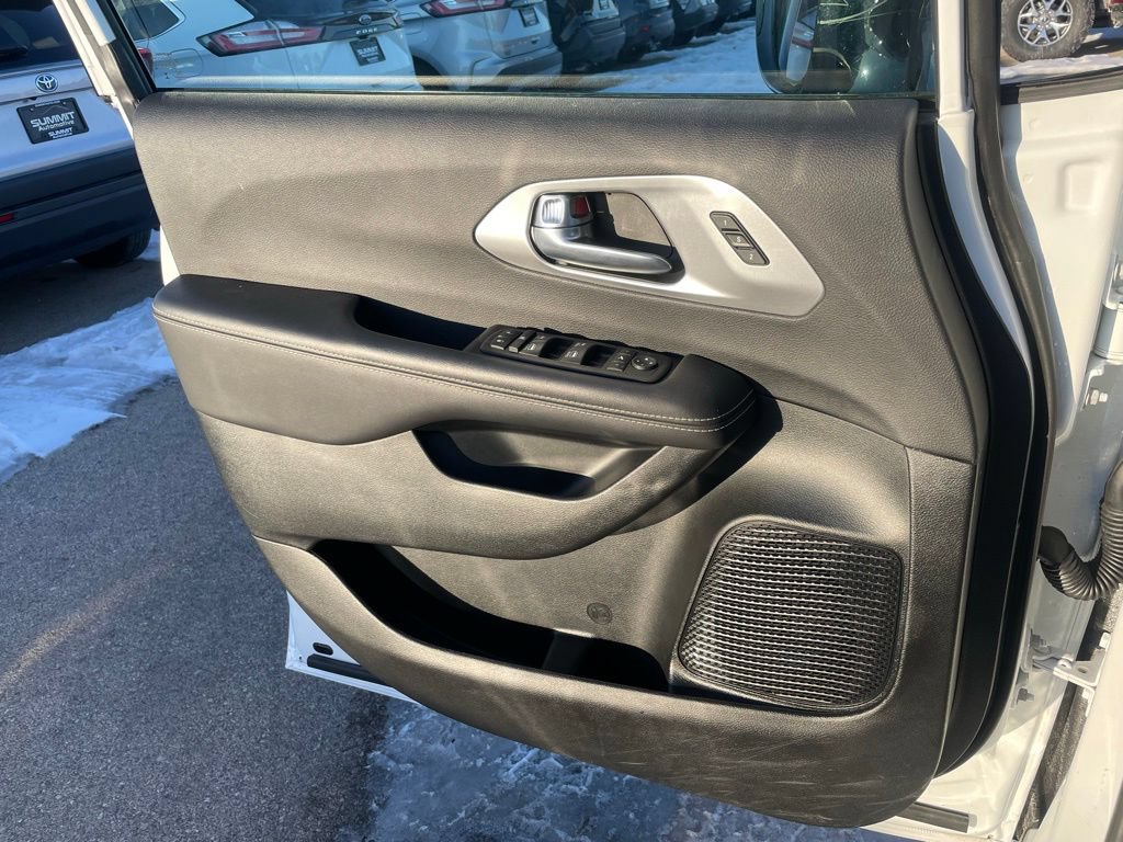 Used 2025 Chrysler Pacifica Limited FWD image 51