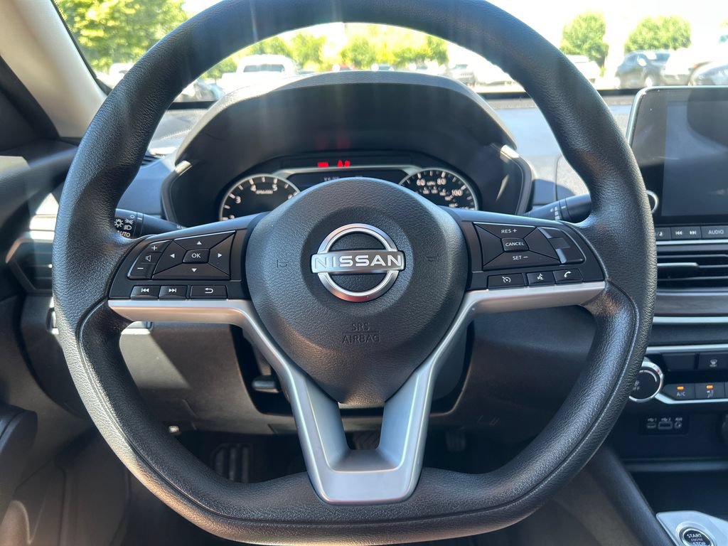 Used 2025 Nissan Altima 2.5 SV FWD image 15