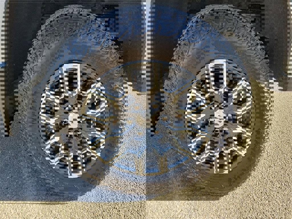 Used 2024 Chevrolet Colorado Z71 w/ Z71 Convenience Package 2 image 11