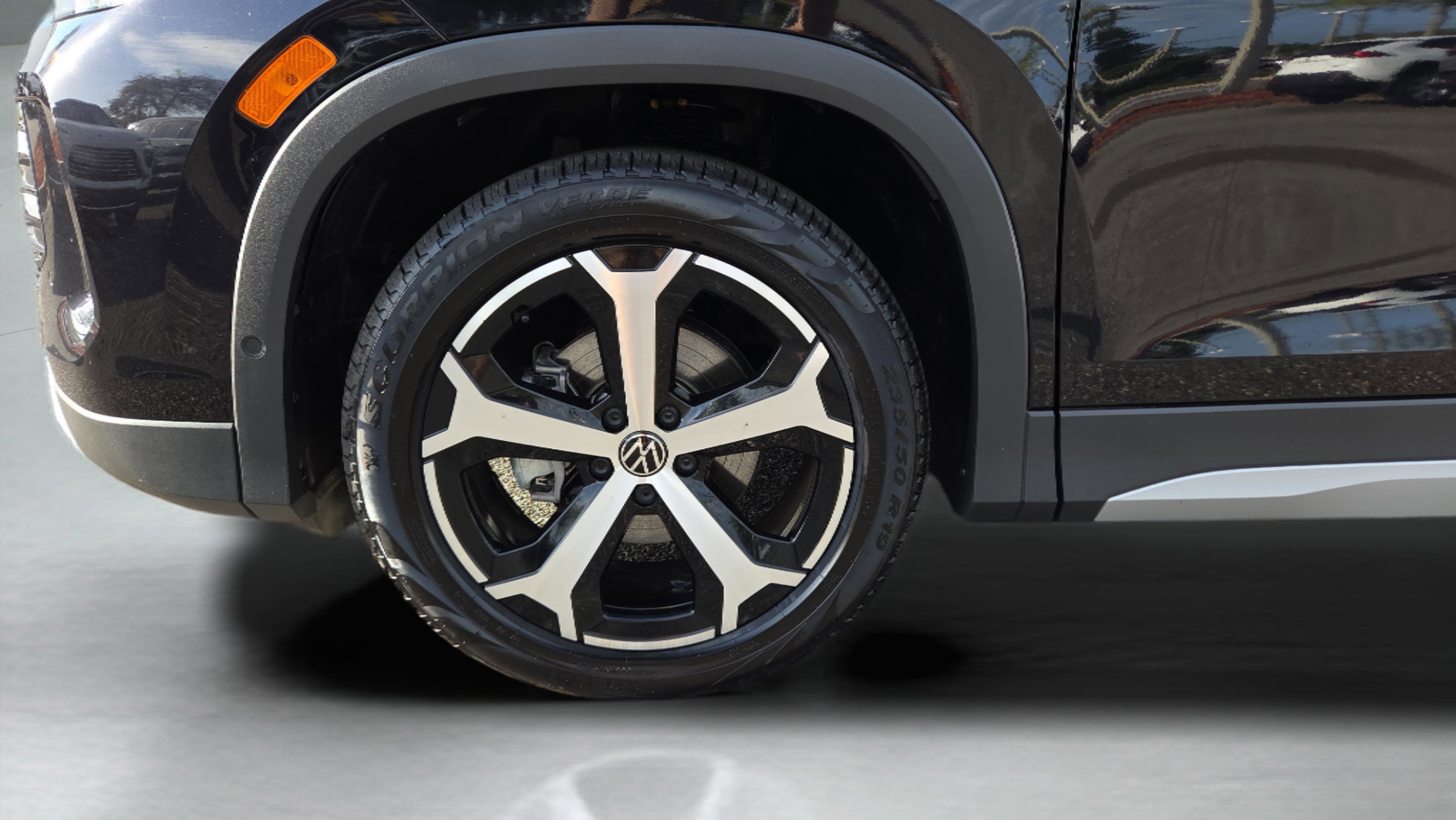 Used 2025 Volkswagen Tiguan SE image 9