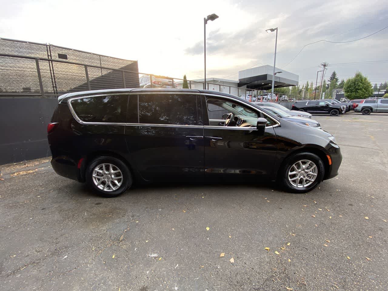 Used 2024 Chrysler Pacifica Touring-L FWD image 7