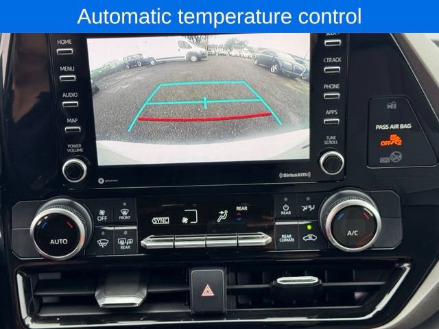 Used 2020 Toyota Highlander L AWD/4WD image 21