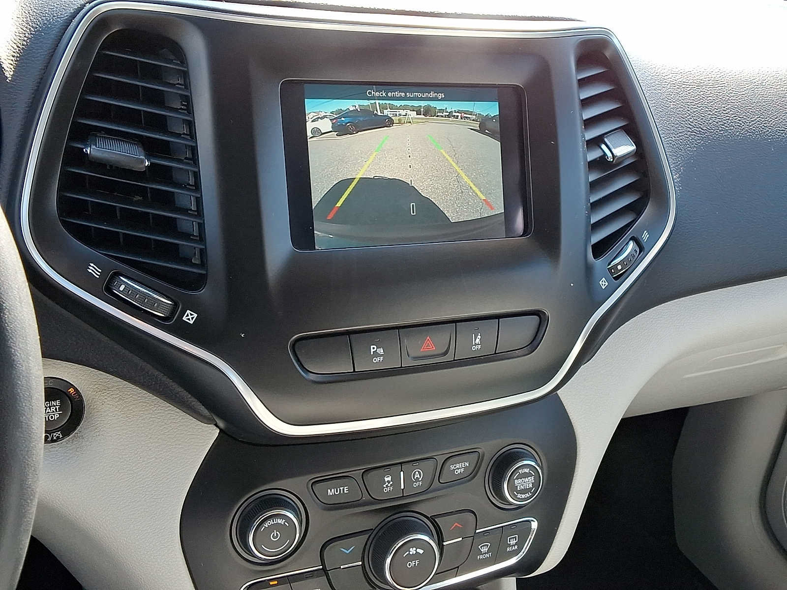 Used 2021 Jeep Cherokee Latitude Plus AWD/4WD image 16